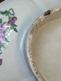Deux tazzas de forme ovale en porcelaine de Chine famille rose de Canton, 19&egrave;me