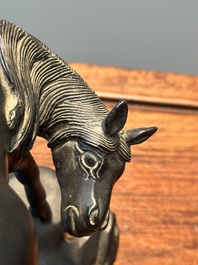 Een zeldzaam Chinees bronzen beeld van een paard, Ming