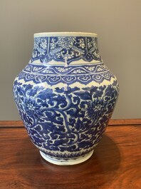 Vase en porcelaine de Chine en bleu et blanc &agrave; d&eacute;cor de rinceaux de lotus, p&eacute;riode Transition