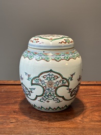 Een Chinese doucai 'lotusrol' pot met deksel, Kangxi/Yongzheng