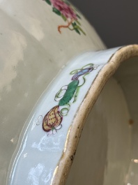 Tazza de forme ovale en porcelaine de Chine famille rose de Canton &agrave; d&eacute;cor narratif, 19&egrave;me