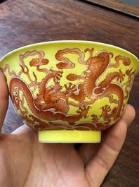 Rare bol en porcelaine de Chine &agrave; d&eacute;cor de dragons en rouge de fer sur fond jaune, marque et &eacute;poque de Qianlong