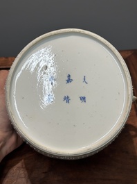 Een paar Chinese blauw-witte trommelvormige dekselpotten, Jiajing merk, Kangxi
