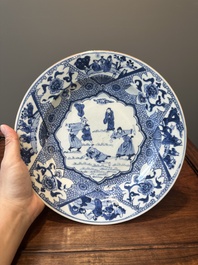 Assiette en porcelaine de Chine bleu et blanc &agrave; d&eacute;cor d'une punition, Yongzheng/Qianlong