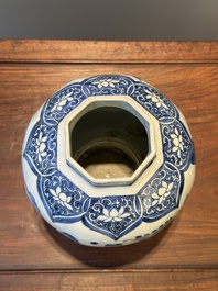 Een Chinese blauw-witte octagonale 'Jia Guan Jin Jue 加官晉爵' vaas, Transitie periode