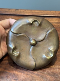 Een Chinees bronzen wierookvat met drie poten op een sokkel, Xuande merk, 19e eeuw