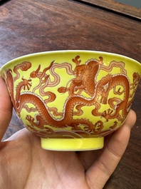 Rare bol en porcelaine de Chine &agrave; d&eacute;cor de dragons en rouge de fer sur fond jaune, marque et &eacute;poque de Qianlong