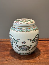 Een Chinese doucai 'lotusrol' pot met deksel, Kangxi/Yongzheng