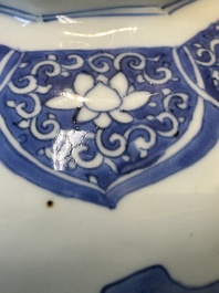 A Chinese blue and white octagonal 'Zhi Ri Gao Sheng 指日高昇' vase, Transitional period