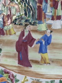 Een ovale Chinese Canton famille rose schotel met verhalend decor, 19e eeuw