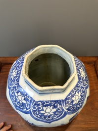 A Chinese blue and white octagonal 'Zhi Ri Gao Sheng 指日高昇' vase, Transitional period