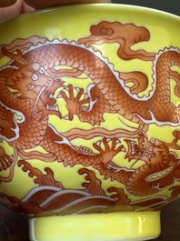 Rare bol en porcelaine de Chine &agrave; d&eacute;cor de dragons en rouge de fer sur fond jaune, marque et &eacute;poque de Qianlong