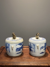 Paire de pots couverts en forme de tambour en porcelaine de Chine en bleu et blanc, marque de Jiajing, Kangxi