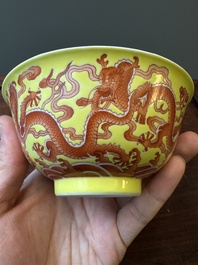 Rare bol en porcelaine de Chine &agrave; d&eacute;cor de dragons en rouge de fer sur fond jaune, marque et &eacute;poque de Qianlong