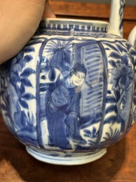 Een Chinese blauw-witte wijnkan met deksel met figuratief decor, Wanli