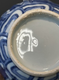 Een Chinese blauw-witte wijnkan met deksel met figuratief decor, Wanli