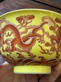 Rare bol en porcelaine de Chine &agrave; d&eacute;cor de dragons en rouge de fer sur fond jaune, marque et &eacute;poque de Qianlong