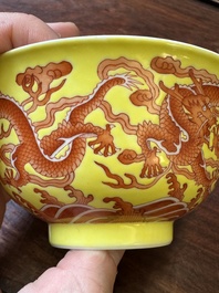 Rare bol en porcelaine de Chine &agrave; d&eacute;cor de dragons en rouge de fer sur fond jaune, marque et &eacute;poque de Qianlong