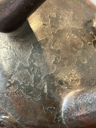 Een Chinees archa&iuml;sch bronzen wierookvat op drie poten, 'ding', Song/Ming