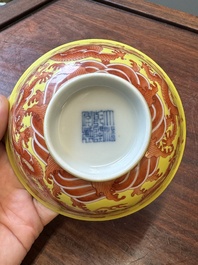 Rare bol en porcelaine de Chine &agrave; d&eacute;cor de dragons en rouge de fer sur fond jaune, marque et &eacute;poque de Qianlong