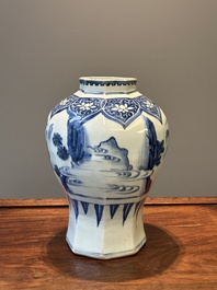 Een Chinese blauw-witte octagonale 'Jia Guan Jin Jue 加官晉爵' vaas, Transitie periode