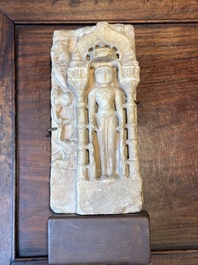 Un fragment en marbre blanc de Parvati et un fragment en marbre blanc de Tirthankara, Inde, 12/13&egrave;me