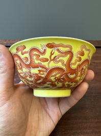 Rare bol en porcelaine de Chine &agrave; d&eacute;cor de dragons en rouge de fer sur fond jaune, marque et &eacute;poque de Qianlong