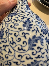 Een Chinese blauw-witte flesvormige vaas met lotusslingers, Yongzheng merk en mogelijk periode