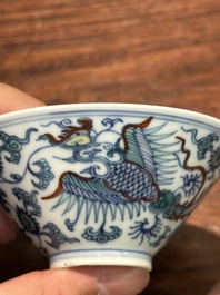 Een Chinese conische doucai kom met feniksen, Chenghua merk, Kangxi/Yongzheng