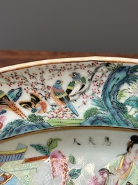 Plat de forme ovale en porcelaine de Chine famille rose de Canton &agrave; d&eacute;cor de 'Wu Shuang Pu', 19&egrave;me