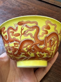 Rare bol en porcelaine de Chine &agrave; d&eacute;cor de dragons en rouge de fer sur fond jaune, marque et &eacute;poque de Qianlong