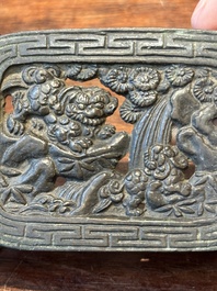 Groupe de quatre objets de bureau d'&eacute;rudit en bronze, marque Shi Sou 石叟, Chine, Ming/Qing