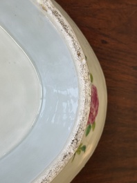 Deux tazzas de forme ovale en porcelaine de Chine famille rose de Canton, 19&egrave;me