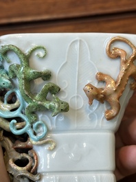 Coupe archa&iuml;que de forme 'zun' en porcelaine de Chine famille rose &agrave; d&eacute;cor de neuf dragons appliqu&eacute;s, Qianlong/Jiaqing