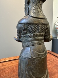 Een fraai Chinees verguld bronzen beeld van Zhou Cang 周倉, Ming