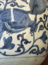 Pot en porcelaine de Chine en bleu et blanc &agrave; d&eacute;cor de lions bouddhistes et rinceaux de lotus, Wanli