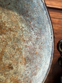 Een Chinees bronzen ritueel wijnvat en deksel, 'you', Yuan/Ming
