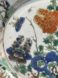 Drie Chinese famille verte borden en een theepot, Kangxi