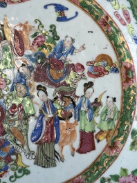 Een Chinese Canton famille rose bassin met 'Qi Lin Song Zi 麒麟送子' decor, 19e eeuw