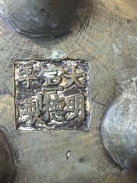 Een Chinese bronzen wierookset voor de islamitische markt, 17/18e eeuw