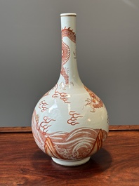 Een Chinese ijzerrood gedecoreerde en vergulde flesvormige vaas met draken en karpers, 19/20e eeuw