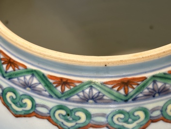 Een Chinese doucai 'lotusrol' pot met deksel, Kangxi/Yongzheng