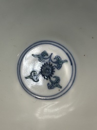 Een Chinese conische doucai kom met feniksen, Chenghua merk, Kangxi/Yongzheng