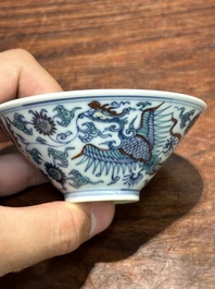 Een Chinese conische doucai kom met feniksen, Chenghua merk, Kangxi/Yongzheng