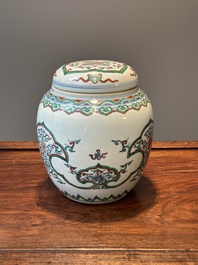 Een Chinese doucai 'lotusrol' pot met deksel, Kangxi/Yongzheng