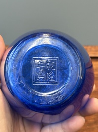 Vase de forme bouteille en verre bleu de P&eacute;kin, marque et peut-&ecirc;tre &eacute;poque de Qianlong