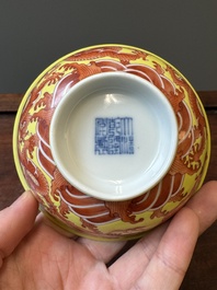Een zeldzame Chinese ijzerrood gedecoreerde 'draken' kom met gele fondkleur, Qianlong merk en periode