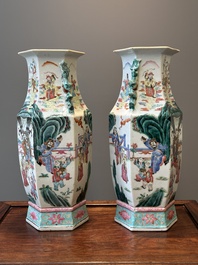 Paire de vases de forme hexagonale en porcelaine de Chine famille rose, 19&egrave;me