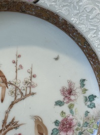 Paire d'assiettes en porcelaine de Chine famille rose &agrave; d&eacute;cor de pies et de pivoines aux bords en bianco-sopra-bianco, Yongzheng