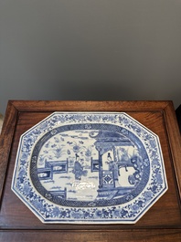 Une paire de plats de forme octogonale en porcelaine de Chine en bleu et blanc &agrave; d&eacute;cor de 'Xi Xiang Ji' et une paire de plats famille rose, Yongzheng